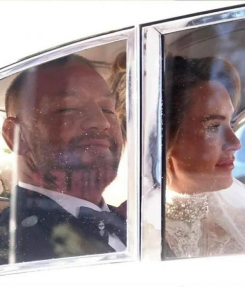 Конор макгрегор женился спустя 17 лет отношений. 01 Конор макгрегор женился спустя 17 лет отношений. 01