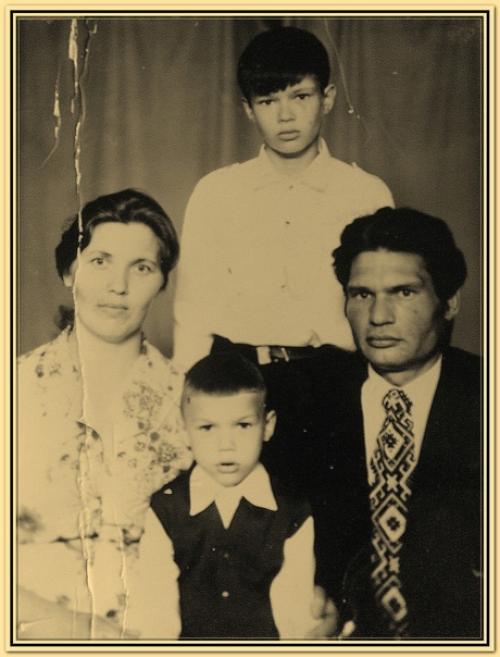 Старый альбом, пожелтевшие фото, мать и отец двадцати пяти лет, дедушка, бабушка, дальние кто-то, маленький брат, а меня еще нет. 01