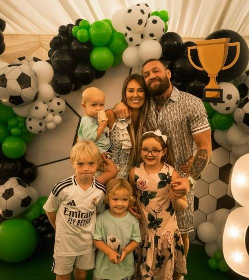 Конор макгрегор женился спустя 17 лет отношений. 

