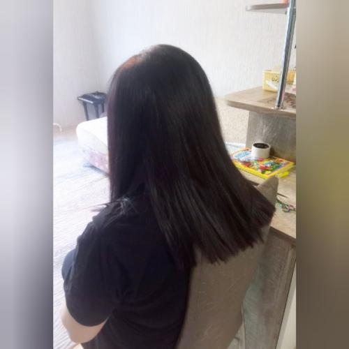 Посмотрев на фото с яркой, эффектной женщиной, можно не совсем заметить каких то изменений в ее образе, в отношении волос. 02