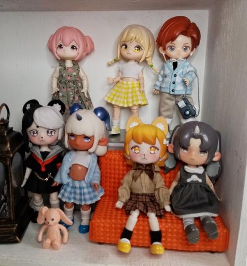 Ещё один новенький - студент - фотограф, титульный персонаж линейки Peetsoon. 04