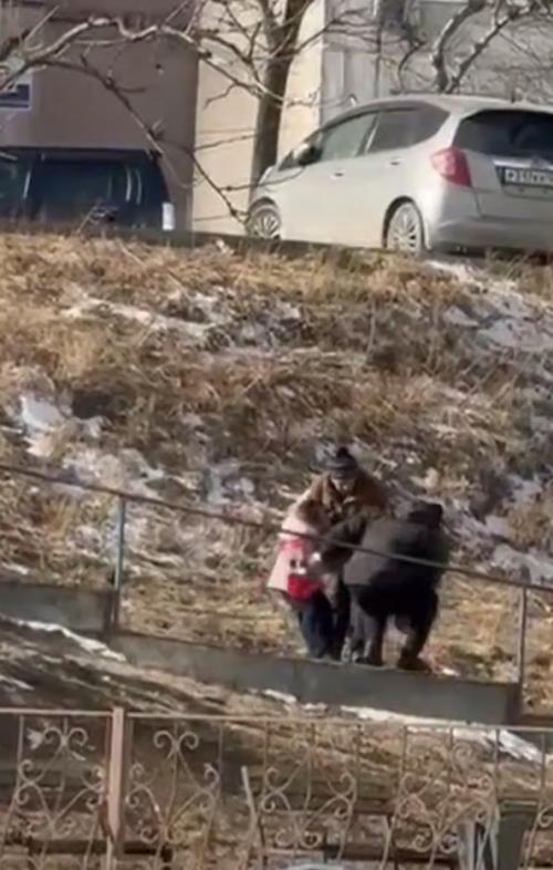 Во Владивостоке отец избил дочь: та пропала после школы и не отвечала на звонки. 01