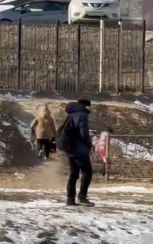 Во Владивостоке отец избил дочь: та пропала после школы и не отвечала на звонки.

