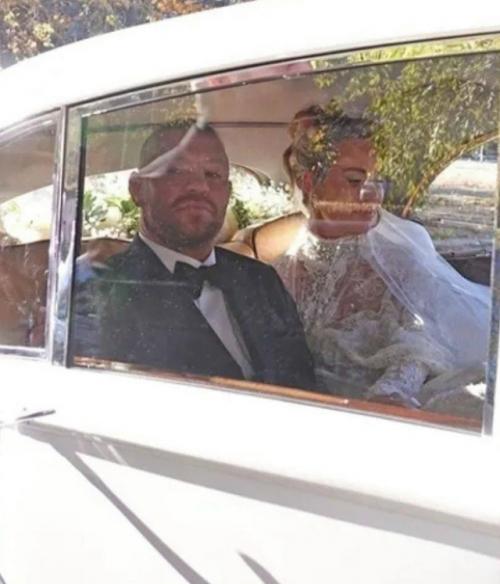 Конор макгрегор женился спустя 17 лет отношений. 02 Конор макгрегор женился спустя 17 лет отношений. 02