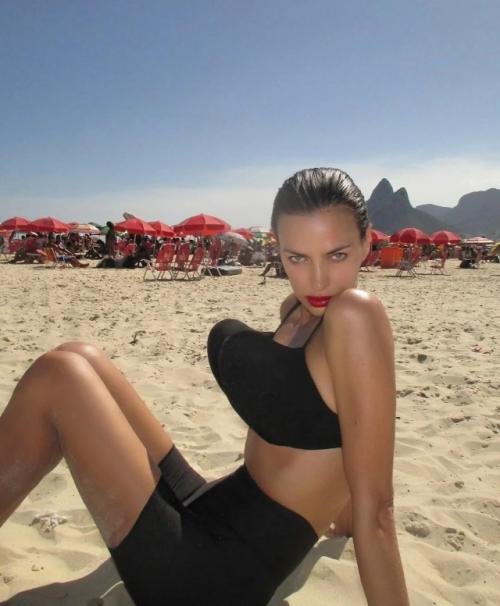 Безумный топ и самые провальные образы звёзд за 2025 год. 05