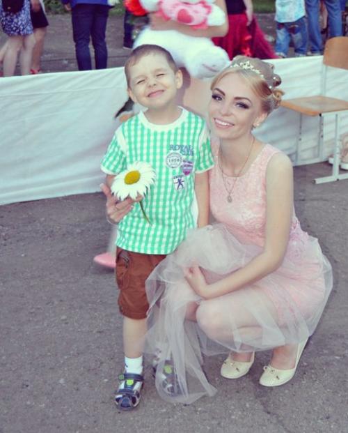 Мамочка, сегодня в этот самый главный день в моей жизни, я хочу сказать тебе самые главные слова. 02 Мамочка, сегодня в этот самый главный день в моей жизни, я хочу сказать тебе самые главные слова. 02