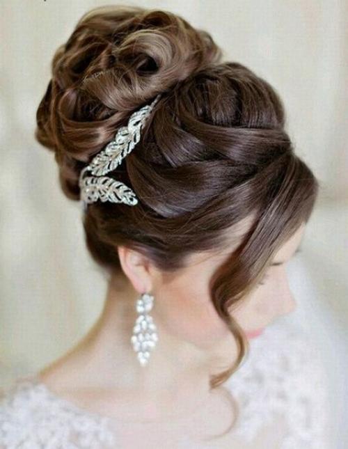 Красивая прическа пучок 2021 в повседневном и вечернем варианте, крутые фото идеи. 04