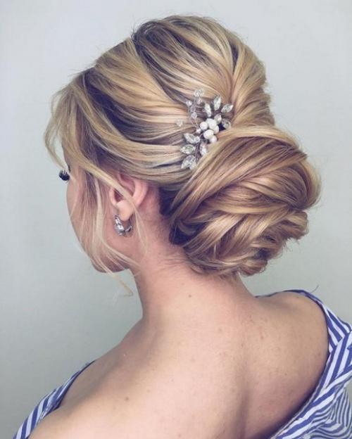 Красивая прическа пучок 2021 в повседневном и вечернем варианте, крутые фото идеи. 07