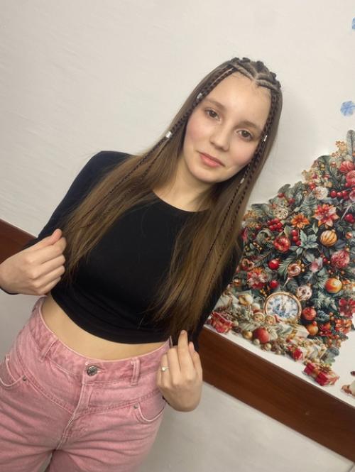 Прическа корона, варианты плетения могут быть разные, количество кос тоже. 01