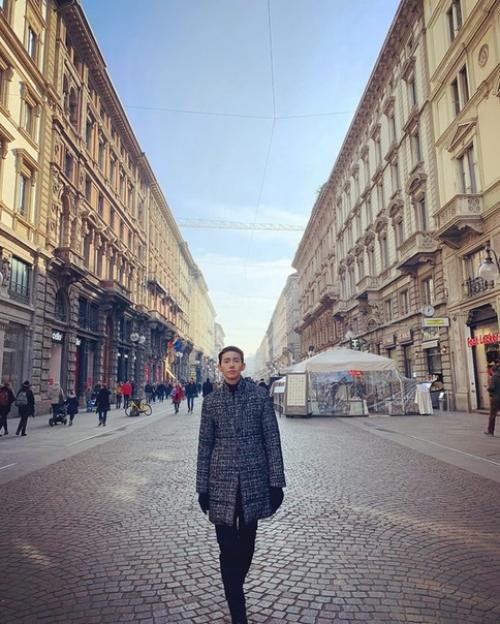 Его Лицо Такое Маленькое, что Кажется, Будто Сейчас и Вовсе Исчезнет: кванхи демонстрирует свой рост и пропорции, отдыхая в Италии. 02