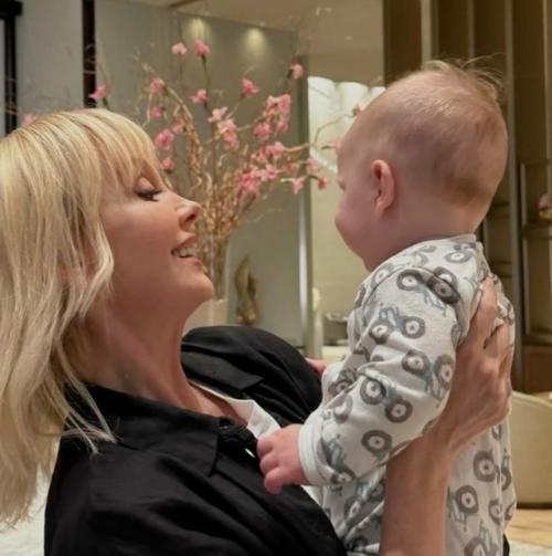 Наш Мирошка - Богатырь: Валерия показала подросшего внука. 02