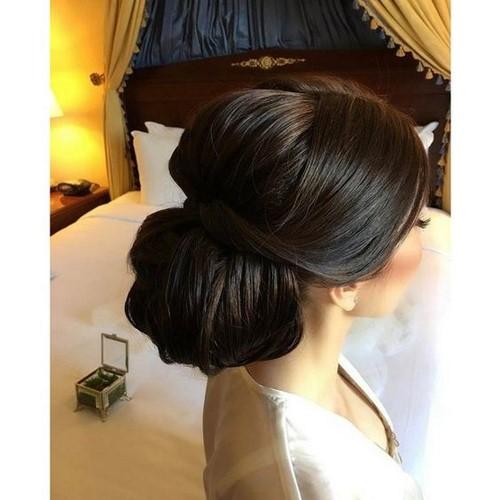 Красивая прическа пучок 2021 в повседневном и вечернем варианте, крутые фото идеи. 08