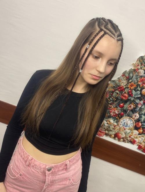 Прическа корона, варианты плетения могут быть разные, количество кос тоже. 02