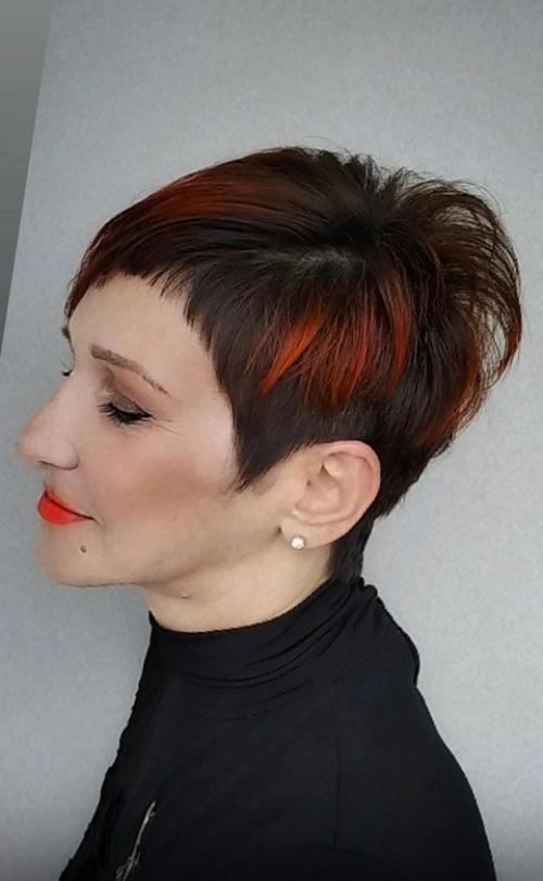 Стрижка пикси - это смелая и стильная прическа, которая подходит практически всем женщинам. 01