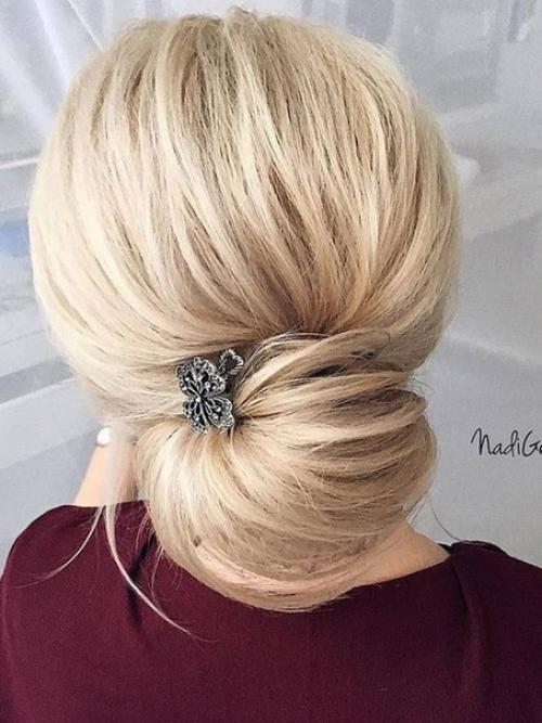 Красивая прическа пучок 2021 в повседневном и вечернем варианте, крутые фото идеи. 09