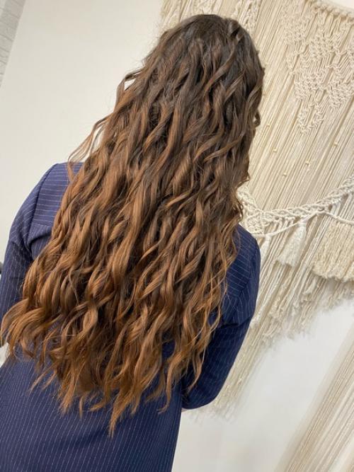 Локоны серфера - это знаменитая укладка, которая отличается эффектными кудрями овальной формы. 03