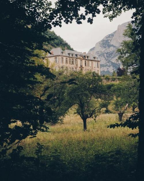 x Liampayne.  Мягкие, как её волосы, солнечные лучи проникали в светлую, огромную, пышно убраную опочевальню. 03