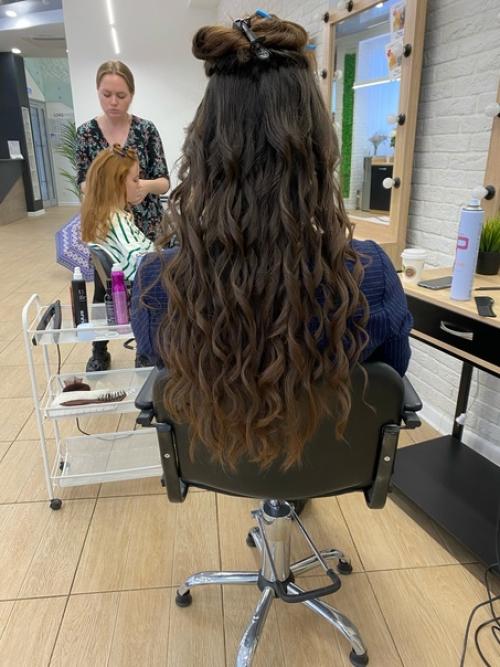 Локоны серфера - это знаменитая укладка, которая отличается эффектными кудрями овальной формы. 04