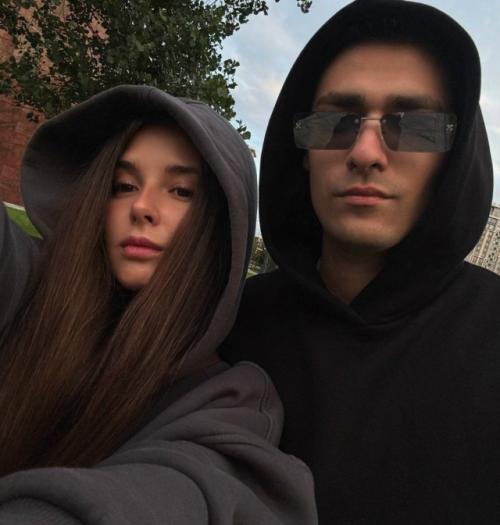 Победитель 21-го сезона Битвы Экстрасенсов Олег шепс, которому 27 лет, обнародовал фотографию, на которой запечатлён с возлюбленной. 02