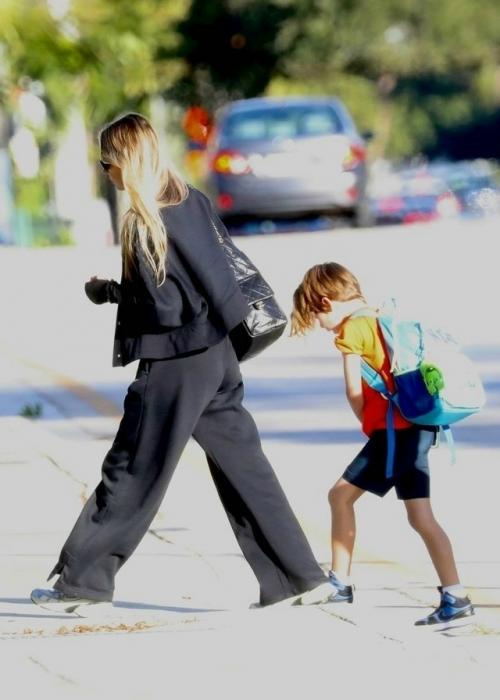 Анна Курникова впервые попала в объективы папарацци после рождения четвертого ребенка. 02