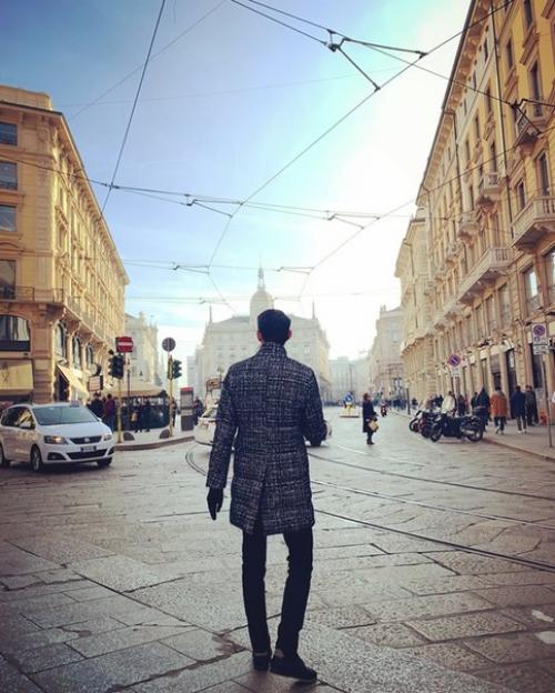 Его Лицо Такое Маленькое, что Кажется, Будто Сейчас и Вовсе Исчезнет: кванхи демонстрирует свой рост и пропорции, отдыхая в Италии. 01