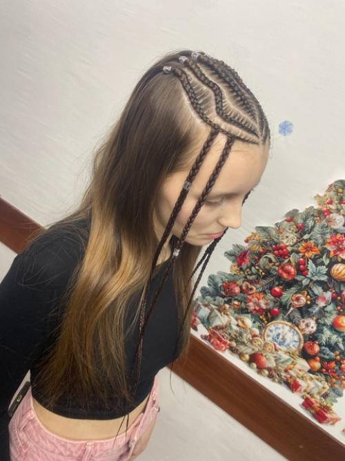 Прическа корона, варианты плетения могут быть разные, количество кос тоже. 03