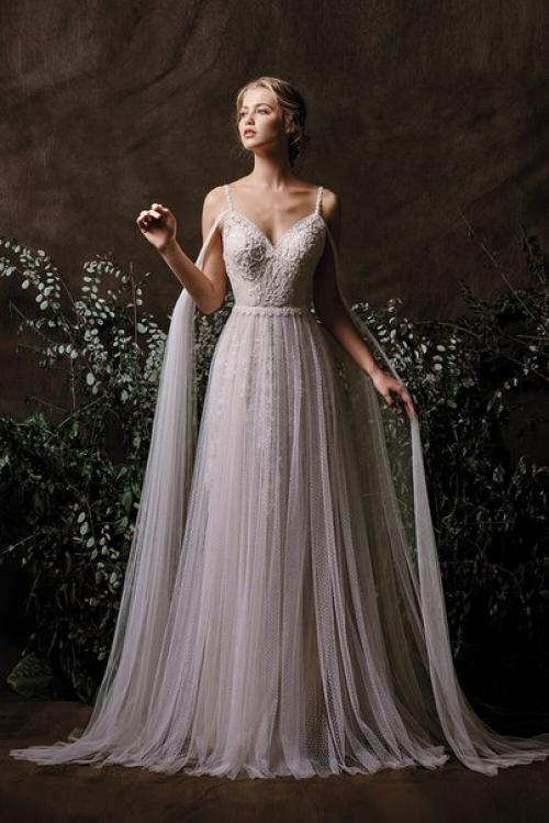 Естественный макияж, натуральная красота, незамысловатая прическа, платье подчеркивает хрупкость и чистоту. 01