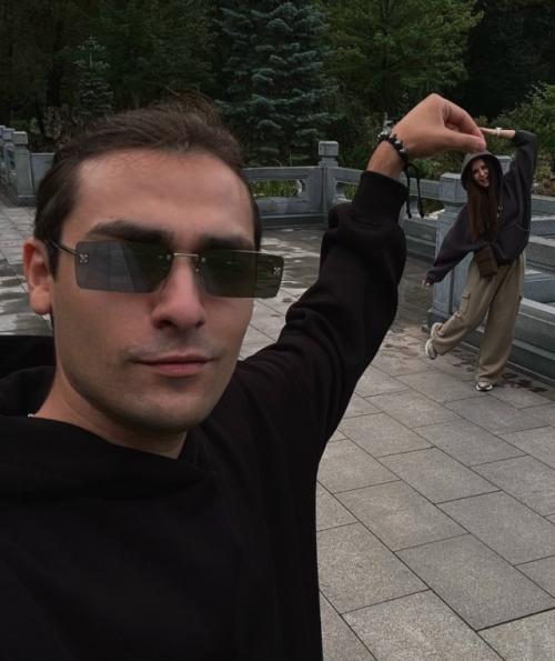 Победитель 21-го сезона Битвы Экстрасенсов Олег шепс, которому 27 лет, обнародовал фотографию, на которой запечатлён с возлюбленной. 01