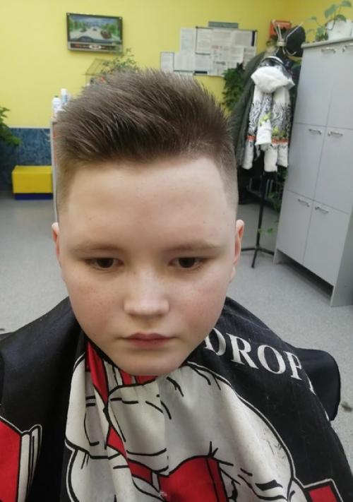 Молодой человек пришел с серьезной заявкой на модную стрижку (фото из инета показал. 01