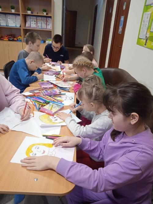 В преддверии праздника 8 марта прошла выставка рисунков на тему Портрет Мамы. 01