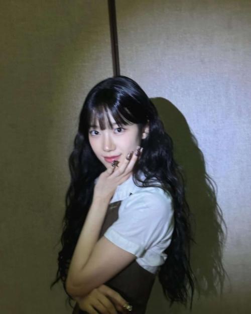 Theqoo казуха из LE Sserafim, которая выложила фотографии с чёлкой. 01 Theqoo казуха из LE Sserafim, которая выложила фотографии с чёлкой. 01