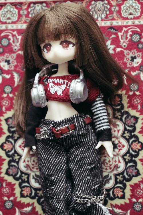 Ещё один обзор на куклу, которая похожа на предыдущую и не случайно. 01