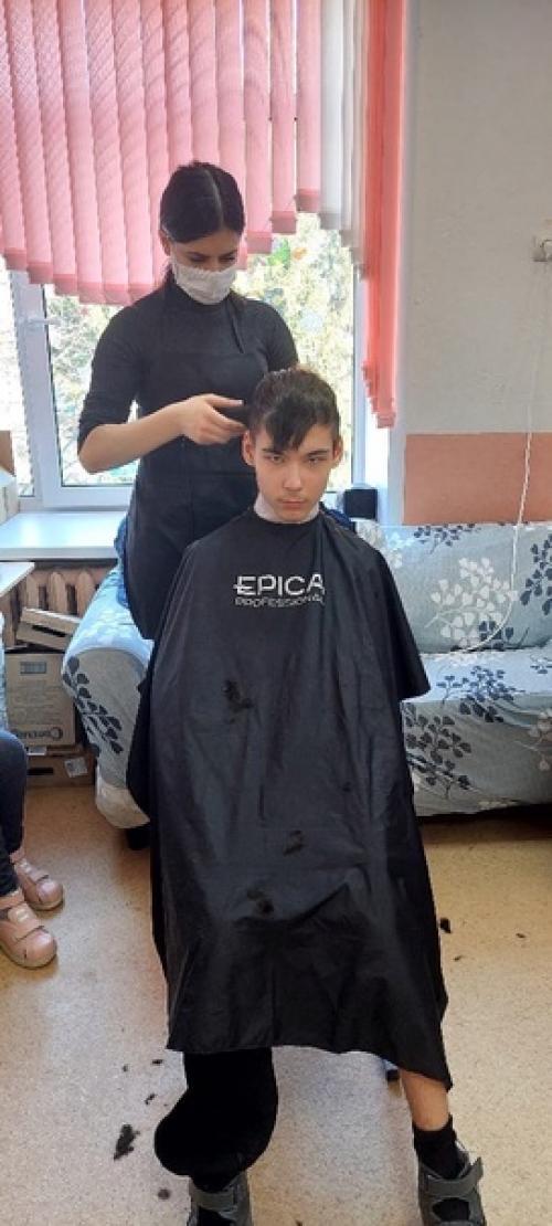 Четыре прекрасных мастера - парикмахера преобразили ребят с овз в лицее 78 Фарватер - во время перемены привели стрижки ребят в порядок. 05