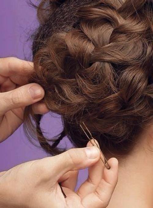 Лучше всего такая укладка на длинных волосах смотрится. 09