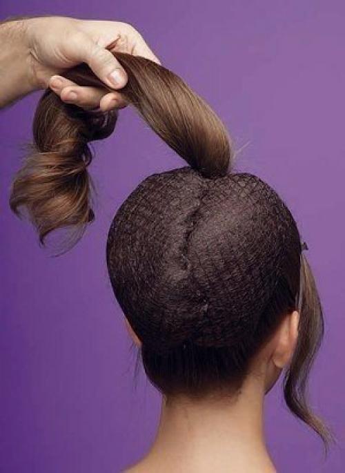 Лучше всего такая укладка на длинных волосах смотрится. 03