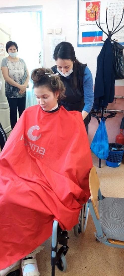 Четыре прекрасных мастера - парикмахера преобразили ребят с овз в лицее 78 Фарватер - во время перемены привели стрижки ребят в порядок. 02