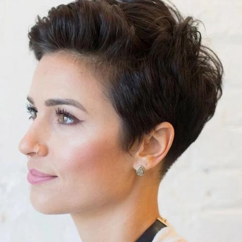 Модная стрижка пикси - превосходный вариант для активных женщин, не боящихся смелых экспериментов со своей внешностью. 02