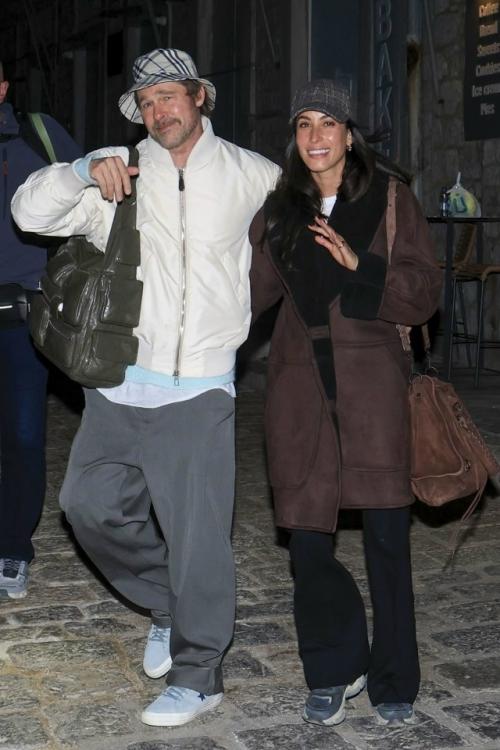 Брэд питт и Инес де Рамон попали в объективы папарацци во время прогулки по греческому острову идра.  