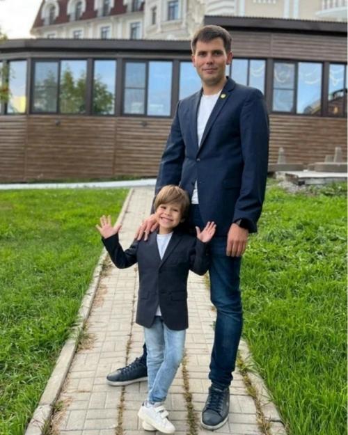 Внук и правнук Юрия гагарина удивительно похожи на него. 01