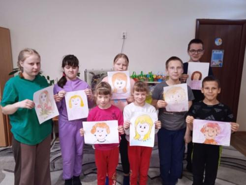 В преддверии праздника 8 марта прошла выставка рисунков на тему Портрет Мамы. 04