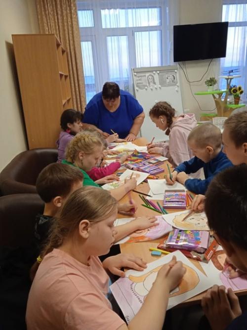 В преддверии праздника 8 марта прошла выставка рисунков на тему Портрет Мамы. 02