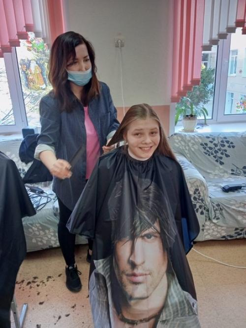 Четыре прекрасных мастера - парикмахера преобразили ребят с овз в лицее 78 Фарватер - во время перемены привели стрижки ребят в порядок. 01