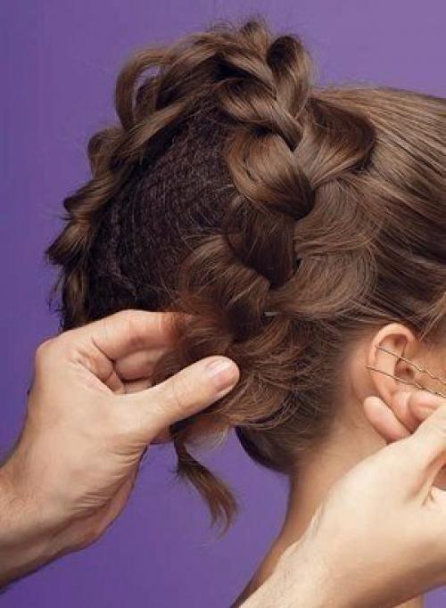 Лучше всего такая укладка на длинных волосах смотрится. 04