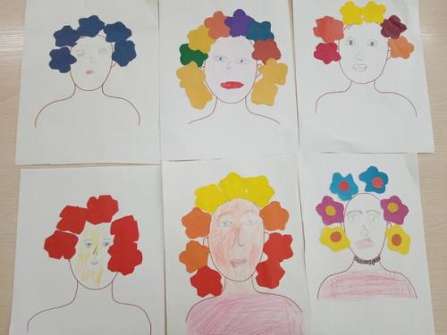 Уважаемые родители!  Девочек с 8 марта поздравили, мальчики подарили открытки - закладки. 02