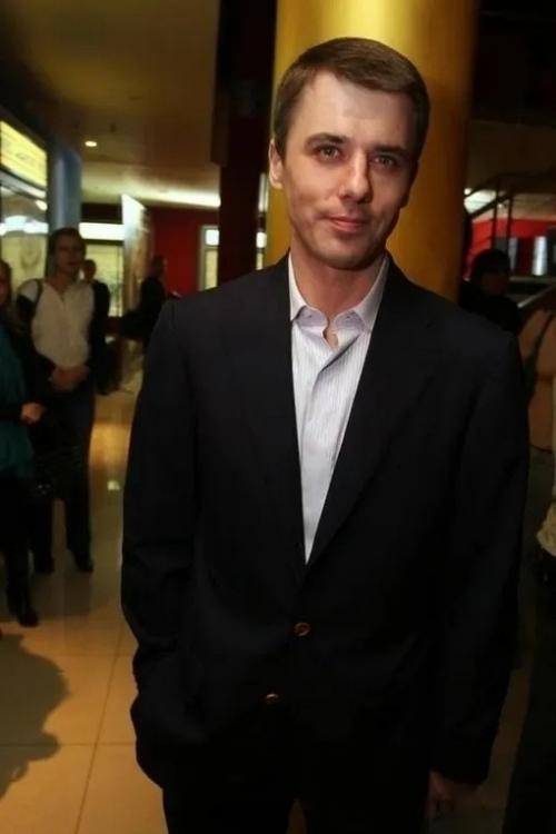 Старший сын Екатерины Климовой и Игоря Петренко, 19-летний Матвей, стал настоящим Крашем социальных сетей. 02