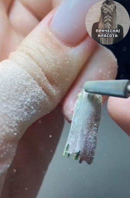 Настоящий мастер своего дела сможет сделать маникюр из чего угодно! 01