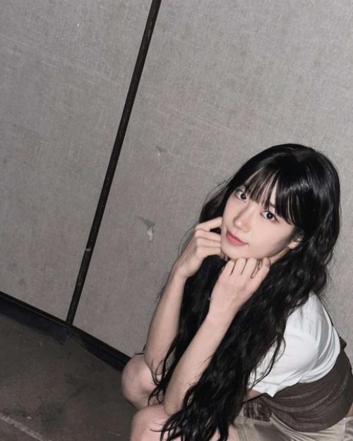 Theqoo казуха из LE Sserafim, которая выложила фотографии с чёлкой. 03 Theqoo казуха из LE Sserafim, которая выложила фотографии с чёлкой. 03