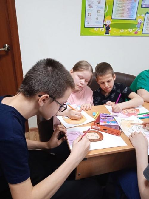 В преддверии праздника 8 марта прошла выставка рисунков на тему Портрет Мамы. 03