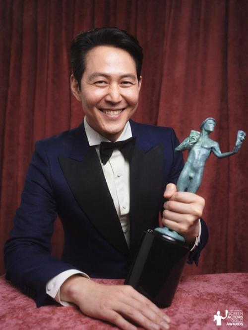 020322: ли Джон Джэ взял награду за лучшую мужскую роль на премии гильдии киноактёров США. 02 020322: ли Джон Джэ взял награду за лучшую мужскую роль на премии гильдии киноактёров США. 02