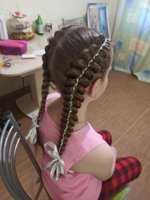 А кто рано встает, тот бежит в школу с красивой прической, ведь на выпускную фотосессию по-другому нельзя! 01